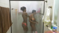 O Frota pediu e elas foram pro chuveiro juntinhas tomar banho