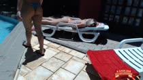 Veja as ninfetas com micro biquínis na piscina da Casa