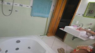 Vídeo de Elisa Sanches fazendo chuca e tomando banho 