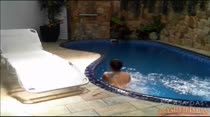 Morena ninfeta nadando pelada na piscina da casa