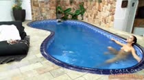 Nadando na piscina peladinha, essa é nossa Alessandra