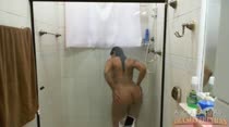 Lana toma banho bem gostoso e lava os enormes peitões!