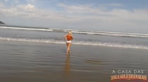 Na praia, Cibelle Mancini se exibe e toma um banho de mar bem gostoso