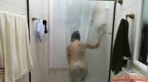 Striptease e banho sensual de Yasmin Viana na casa