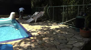 Juju Doidera curtiu uma piscina peladinha com os assinantes