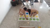 Gostosas jogam twister peladinhas, em vídeo pornô