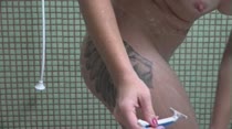 Alice e Bella se depilaram AO VIVO na Casa das Brasileirinhas