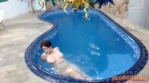 Hora de relaxar com a gata! Any peladinha na piscina