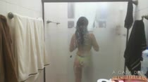 Morena gostosa se exibe pelada na hora do banho