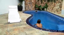 Essa Cappuccini é um show de tesão pelada na piscina