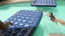 Alessandra Marques e Suzie Slut nadam nuas na piscina das Brasileirinhas