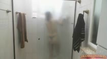 Evelin Sin tomando um banho bem sensual na casa