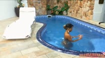 Mulatinha relaxa pelada na piscina da Casa das Brasileirinhas