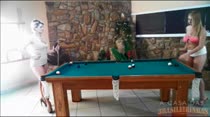 Elas jogam uma sinuca pra lá de sensual, clique para ver