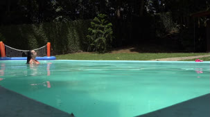 Bruninha Fitness ficou nua e curtiu a piscina da Casa das Brasileirinhas