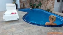 Hora de relaxar peladinha na piscina. Clique e veja Carol