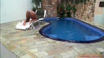 Morena fica de quatro para se masturbar ao vivo