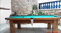 Primeira vez que você vai ver duas gatas jogando sinuca peladas!