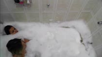 Gostosas se divertem na hidromassagem da Casa
