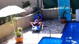 Luna Oliveira mostrando a bucetinha na piscina