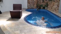 Relaxar na hidromassagem da casa nadando peladinha