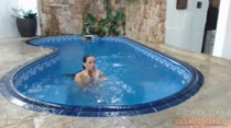 Tuca Viana relaxando peladinha na piscina!