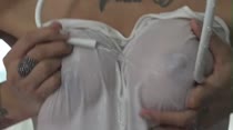Hora da camiseta molhada na Casa das Brasileirinhas