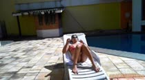 Graziella Ferrari passou a manhã tomando sol na piscina, confira!