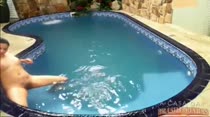 Moreninha fica nua e nada na piscina da Casa das Brasileirinhas