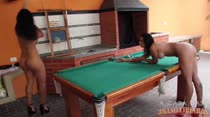 Melissa e Pâmela jogam sinuca juntas!