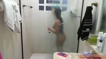 Gina Jolie com a bunda de fora tomando um banho