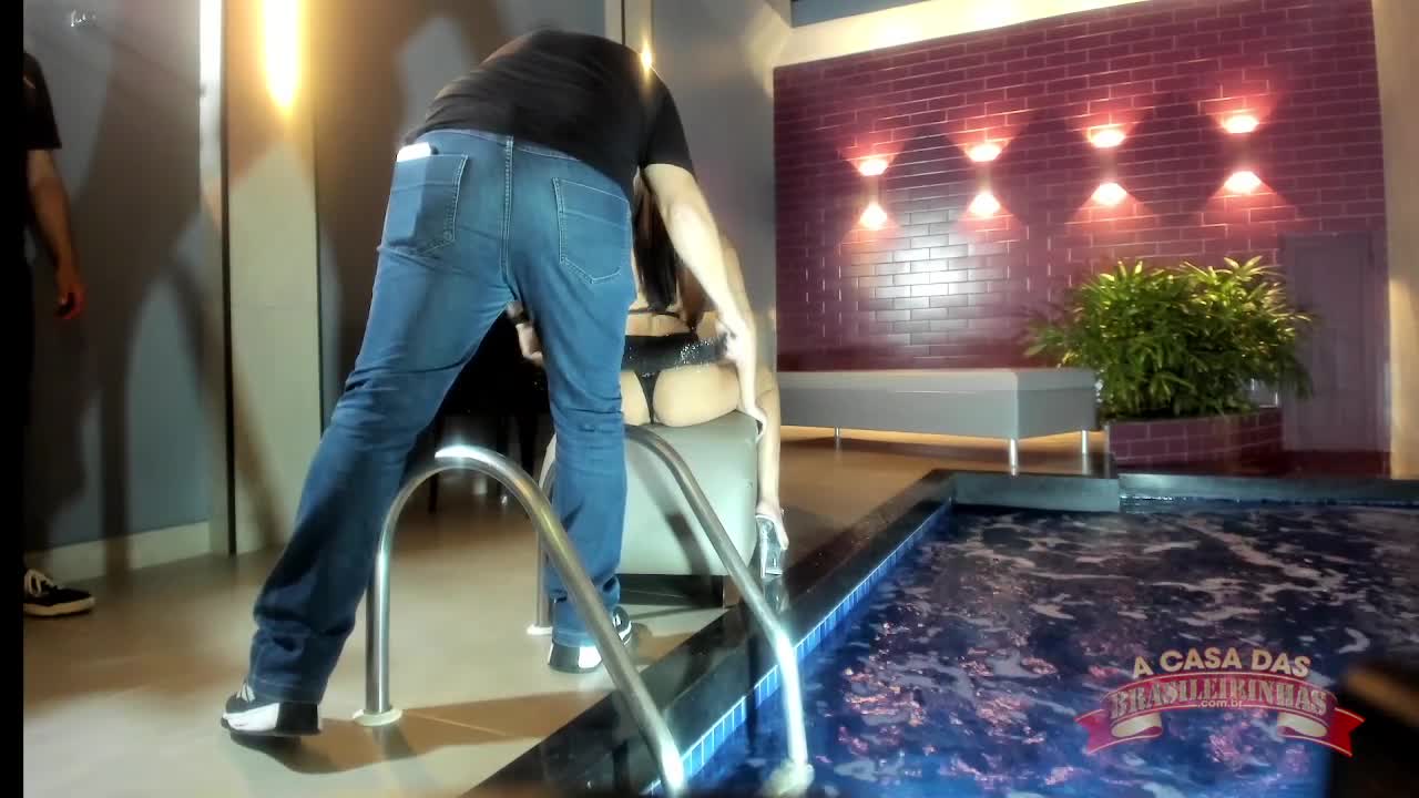 Delirie nas curvas da Luna Crystal em seu ensaio sensual.