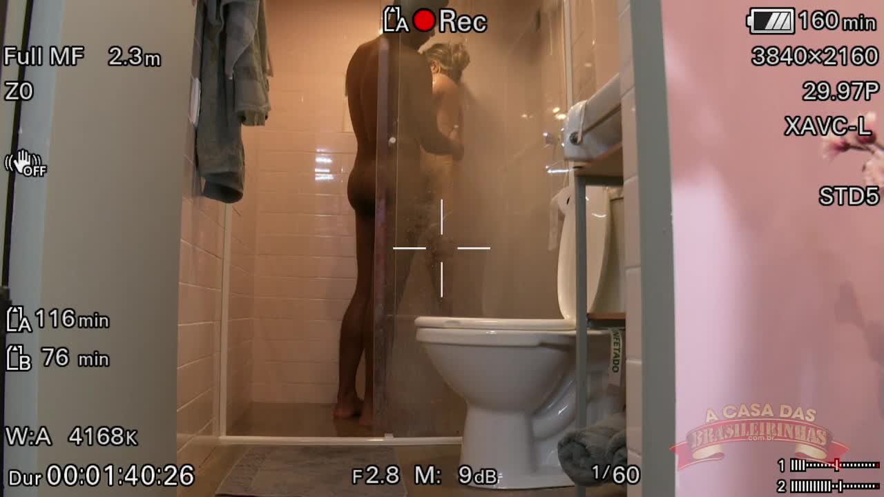 Gabily Castro vai para o banho coberta de porra e se diverte mais uma vez.