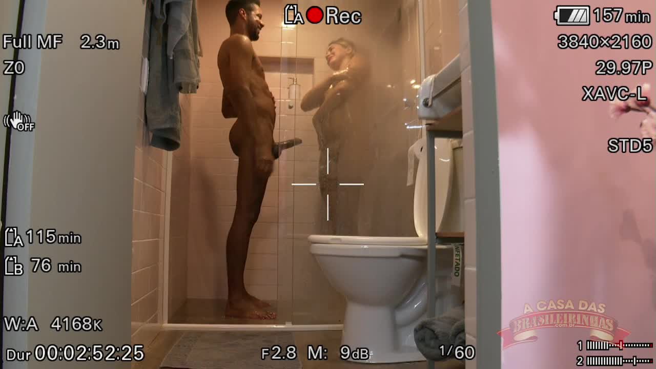 Gabily Castro vai para o banho coberta de porra e se diverte mais uma vez.