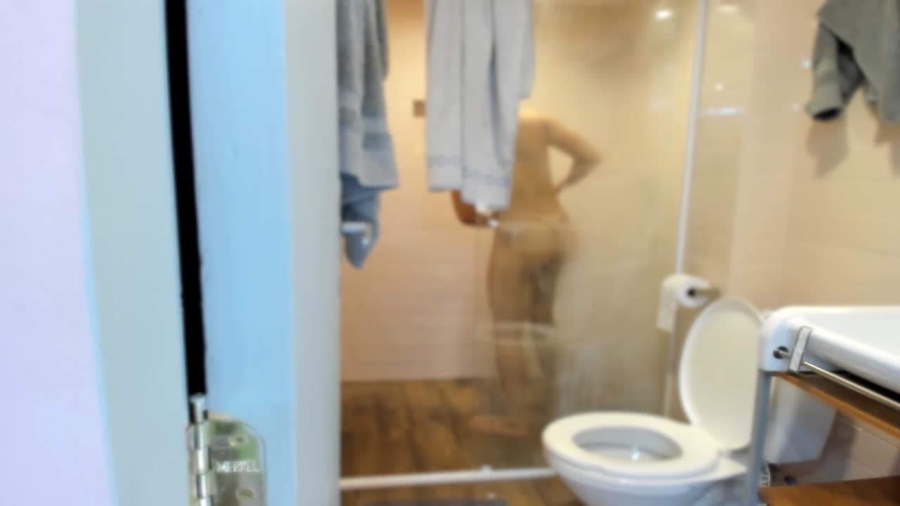 Banho de Gabily Castro é revelado dentro do reality show adulto.