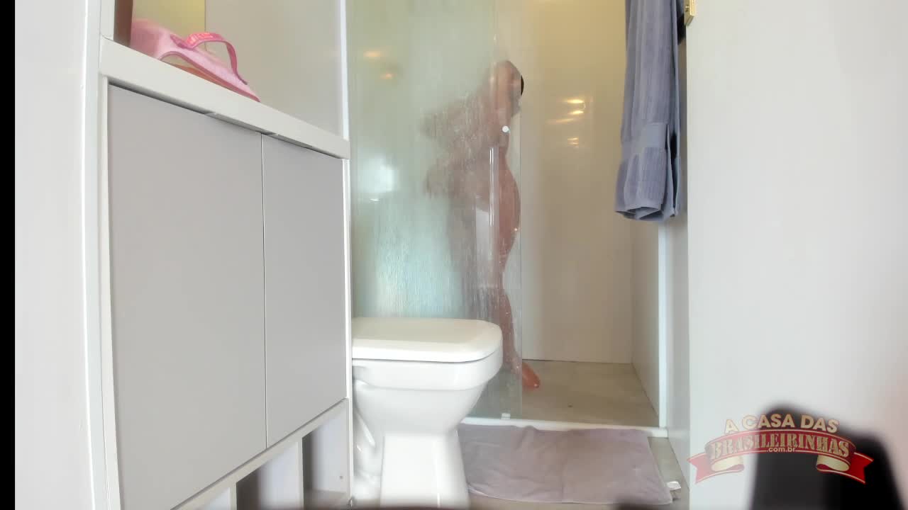 Professora Leticia Feffer vai para o banho e revela suas curvas.