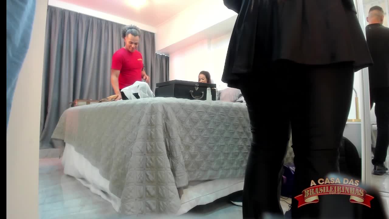 Professora Leticia Feffer e Belinha Baracho combinam sua cena à três.