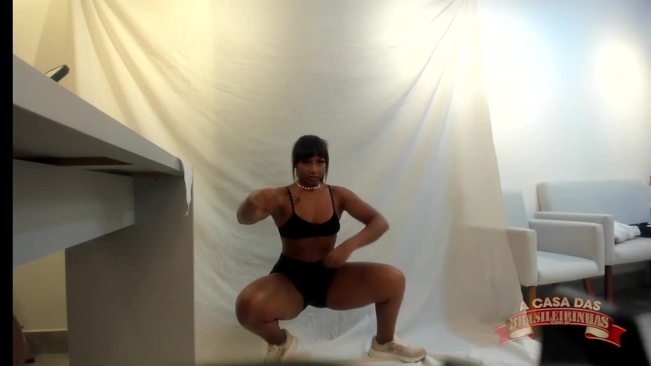 Soraya Castro usa roupa de academia para suas fotos.