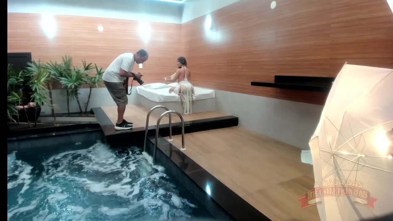 Melody Antunes faz ensaio fotográfico hipnotizante em piscina.