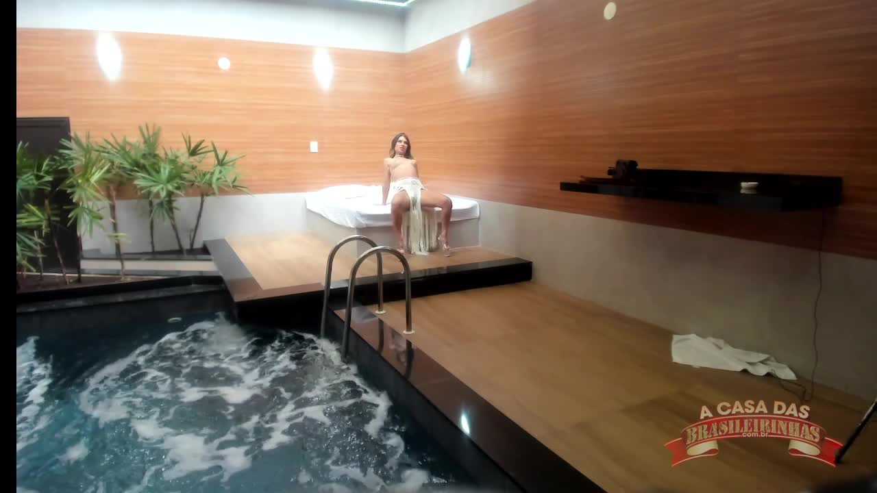 Melody Antunes faz ensaio fotográfico hipnotizante em piscina.