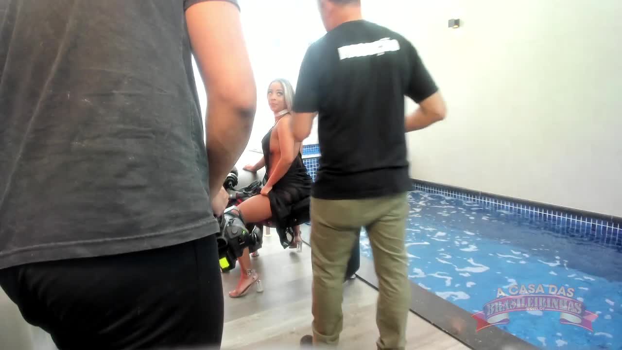 Thamy Reis faz seu segundo ensaio fotográfico em cadeira erótica.