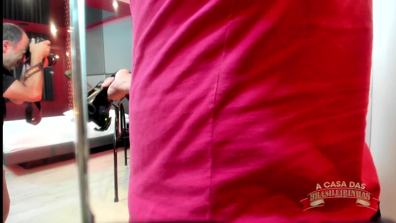 Bibi Sadomasoquista faz ensaio fotográfico em cadeira erótica.