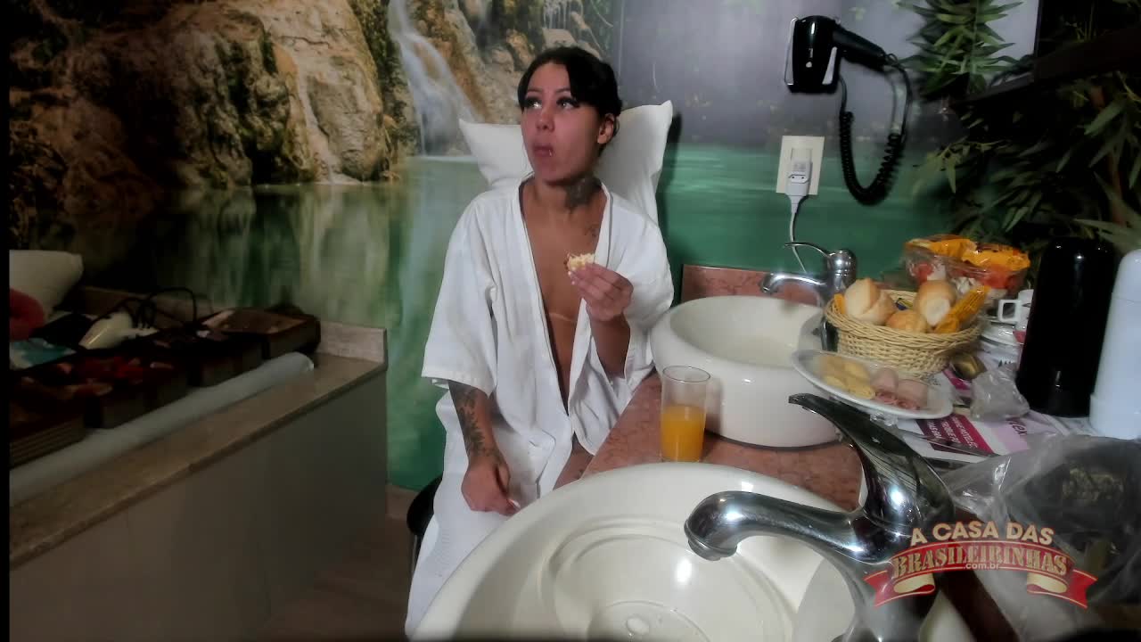 Café da manhã com Bibi Sadomasoquista direto da Casa das Brasileirinhas.