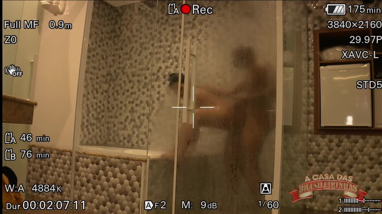 Alessandra Marques faz sexo com homem dotado em chuveiro.