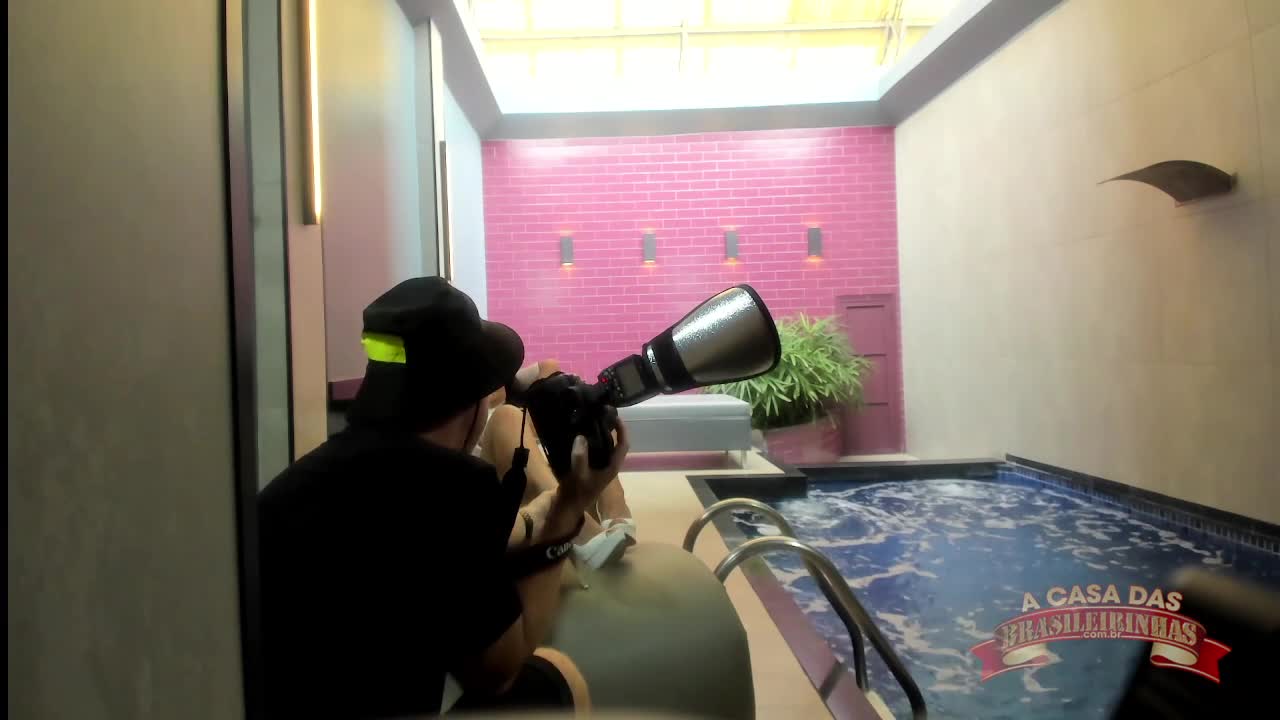 Alessandra Marques faz ensaio fotográfico à beira da piscina de motel.