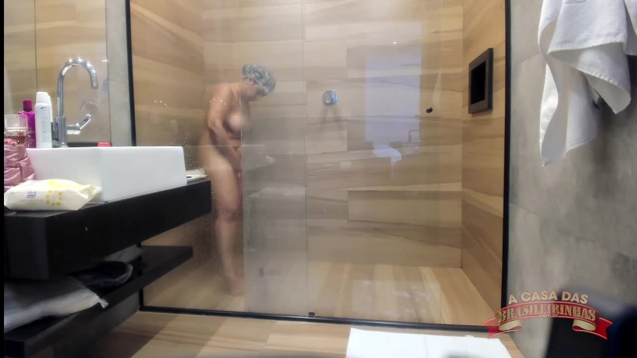 Dandara Moraes mostra sua cerejinhas durante banho no reality show.