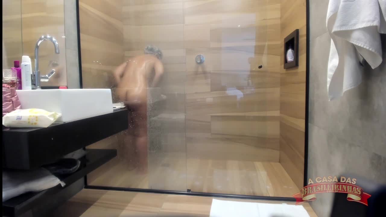 Dandara Moraes mostra sua cerejinhas durante banho no reality show.