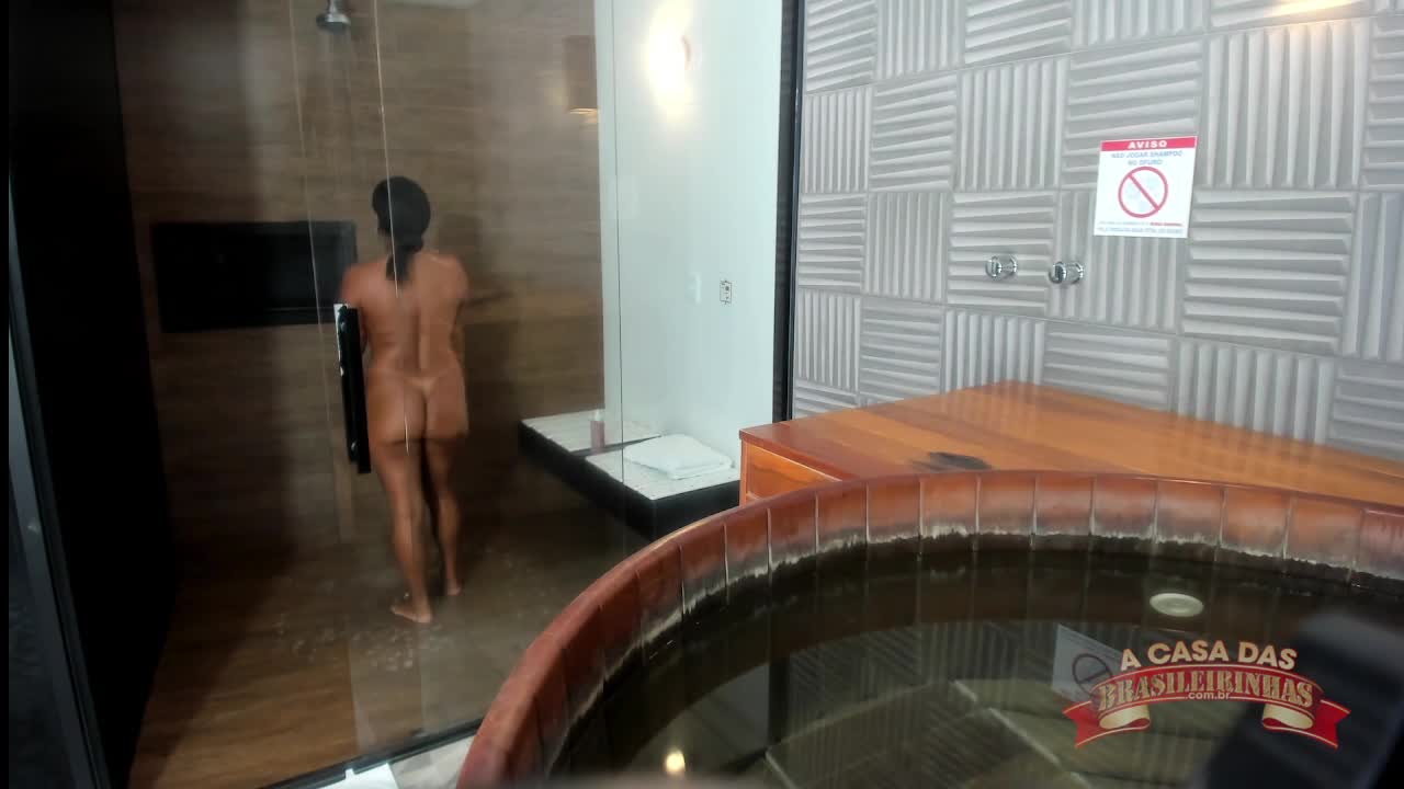 Vivy Marques é gravada tomando banho e câmera escondida registra a gata.