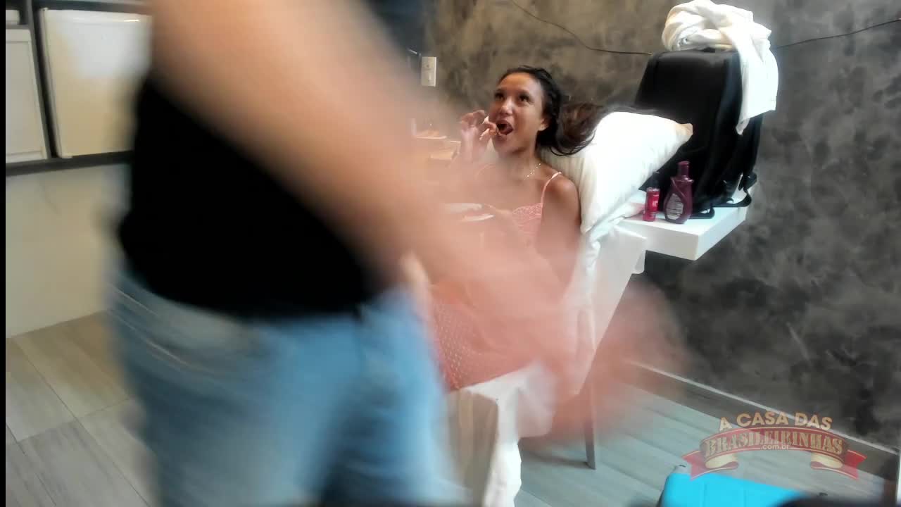Marcella Schultz em momento descontraído no bastidor do reality show.