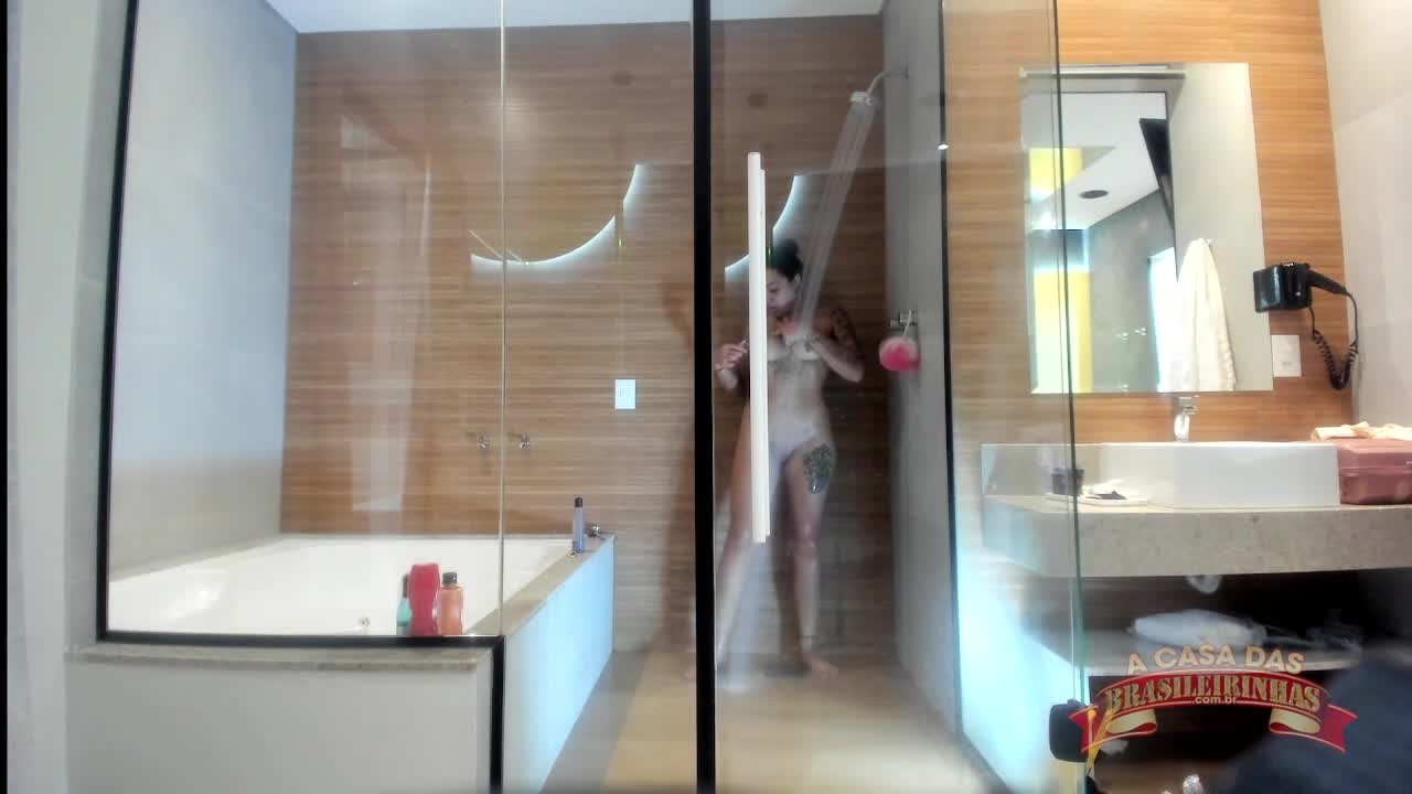 Paola Venturine nua no banheiro mais famoso da internet.